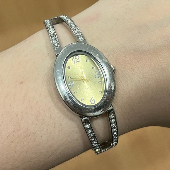 Vintage Avon 2 Tone Watch - Picture 3 of 6